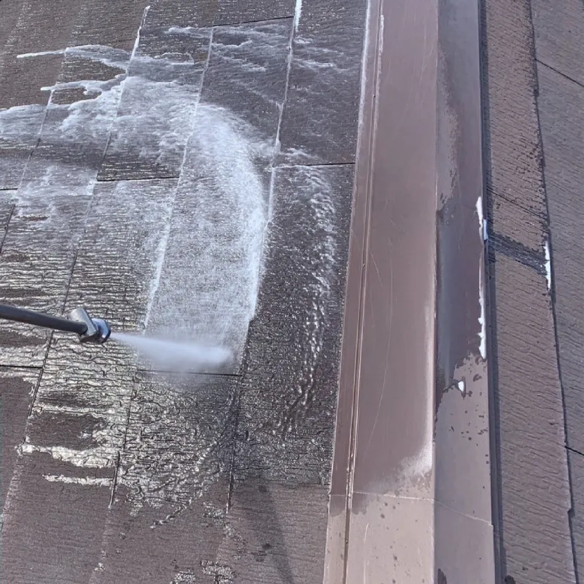 屋根塗装工事 / 2.屋根洗浄中