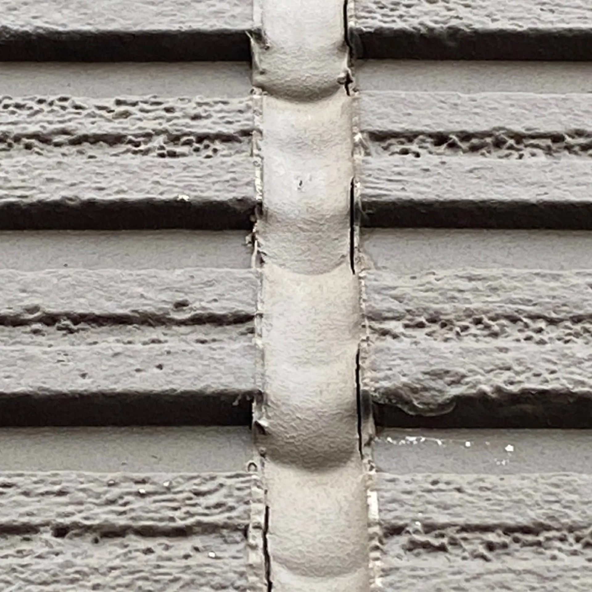 施工前 / サイディング目地　シーリングの破断