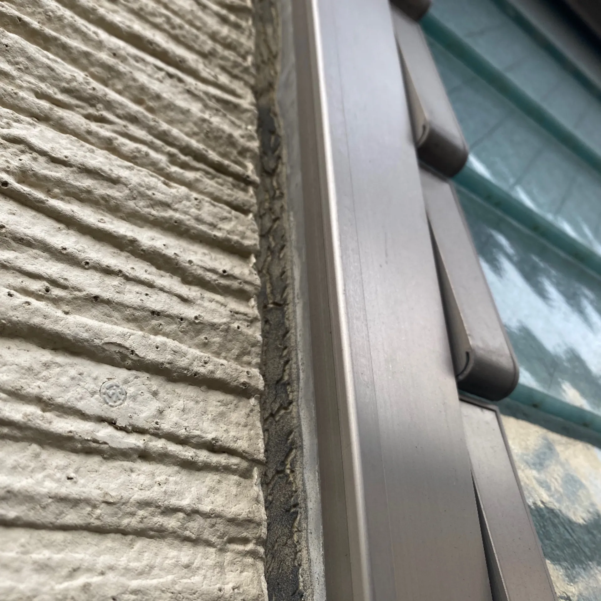 施工前 / 冊子廻り　シーリングの伸縮・劣化