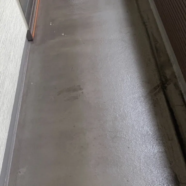 ベランダ防水工事 / 4.ベランダ床　下塗りプライマー　施工後
