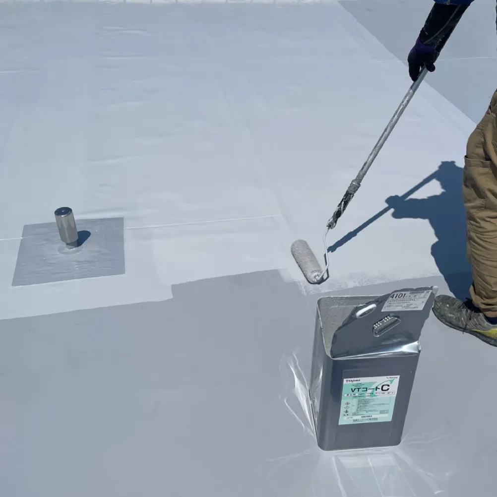 屋上防水工事 / 34.平部遮熱トップコート塗布