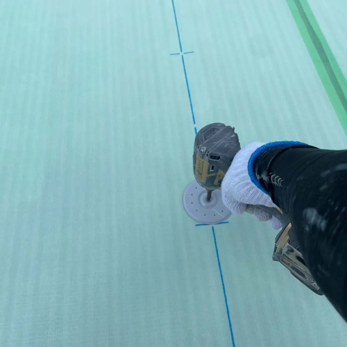 屋上防水工事 / 12.緩衝シートディスク固定