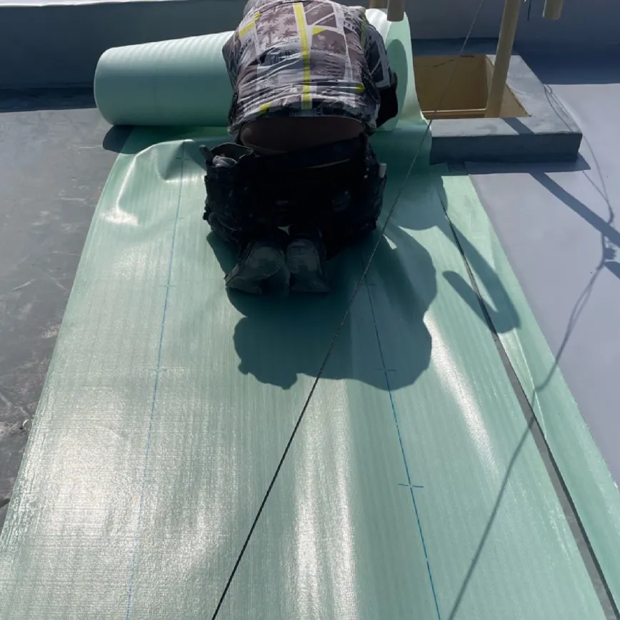 屋上防水工事 / 11.平部通気緩衝シート敷設