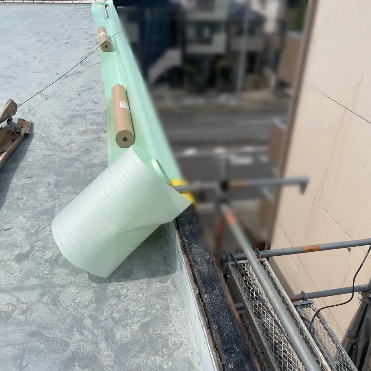 屋上防水工事 / 4.立ち上がり緩衝シート