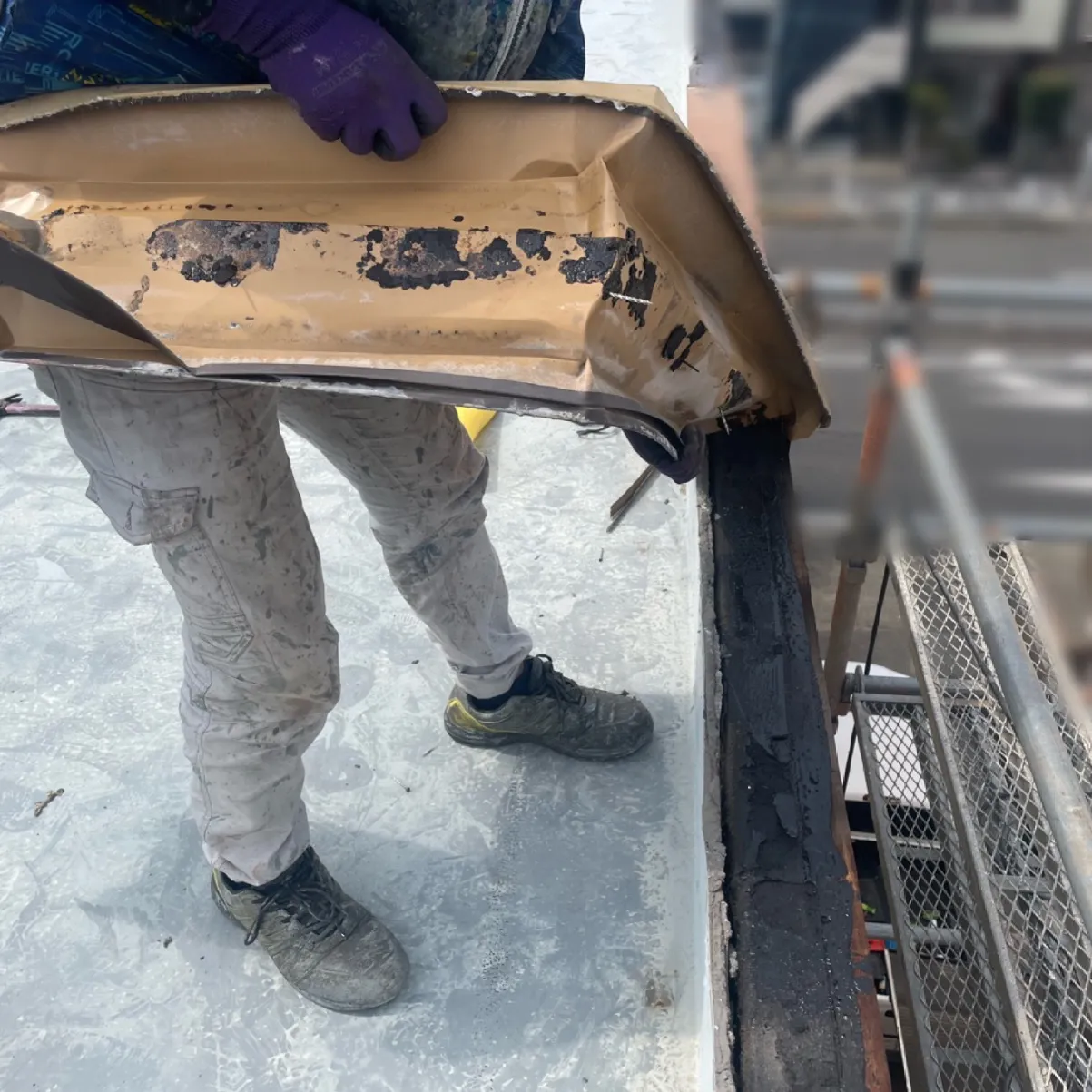  屋上防水工事 / 2.笠木板金撤去