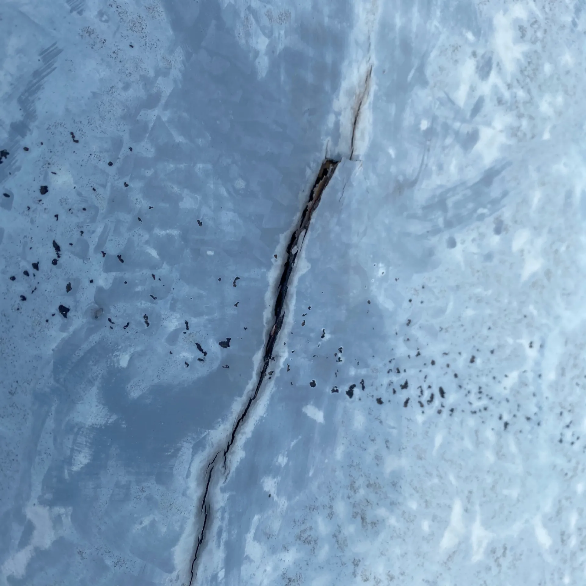 施工前 / ウレタン塗膜防水の巣穴・亀裂