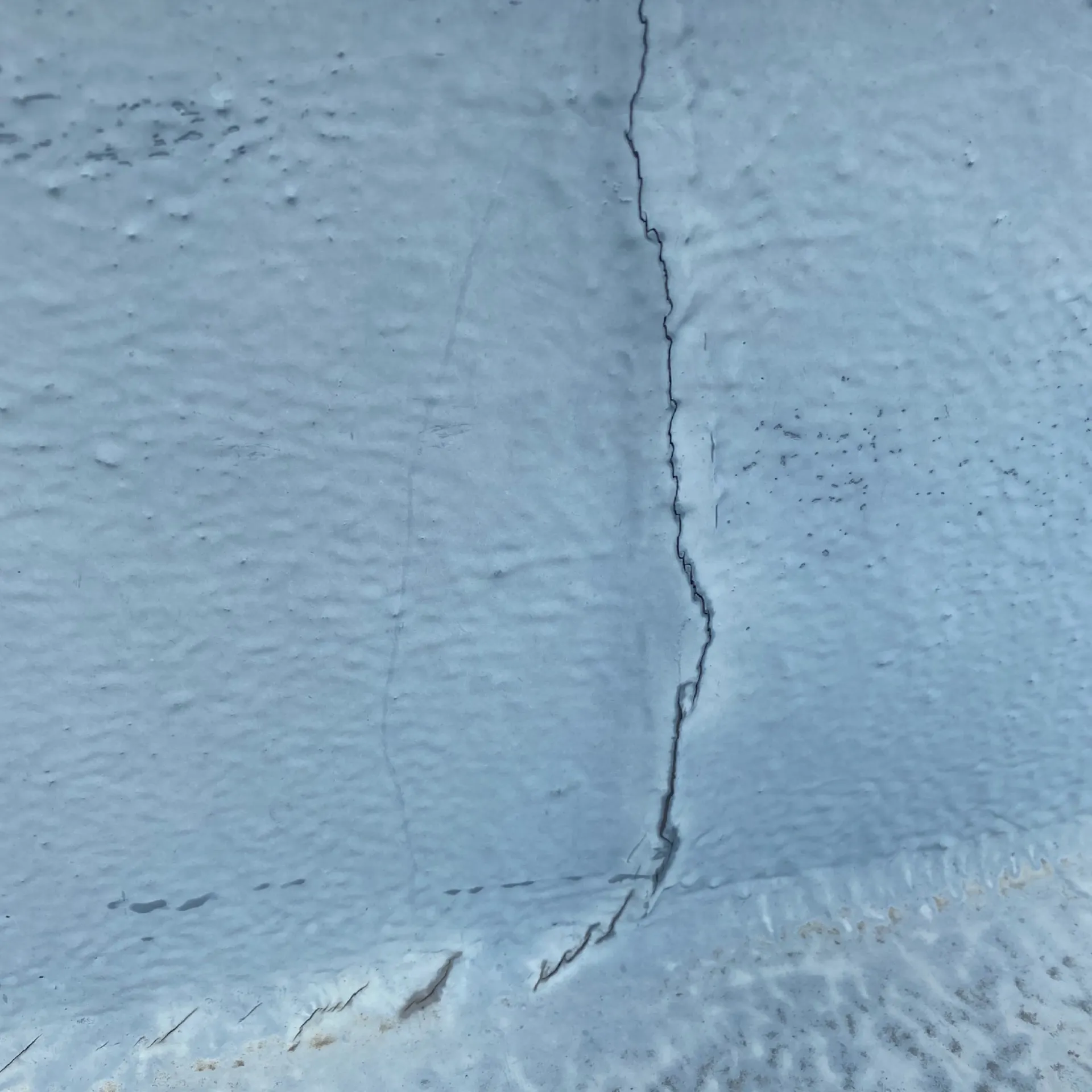 施工前 / ウレタン塗膜防水の巣穴・亀裂