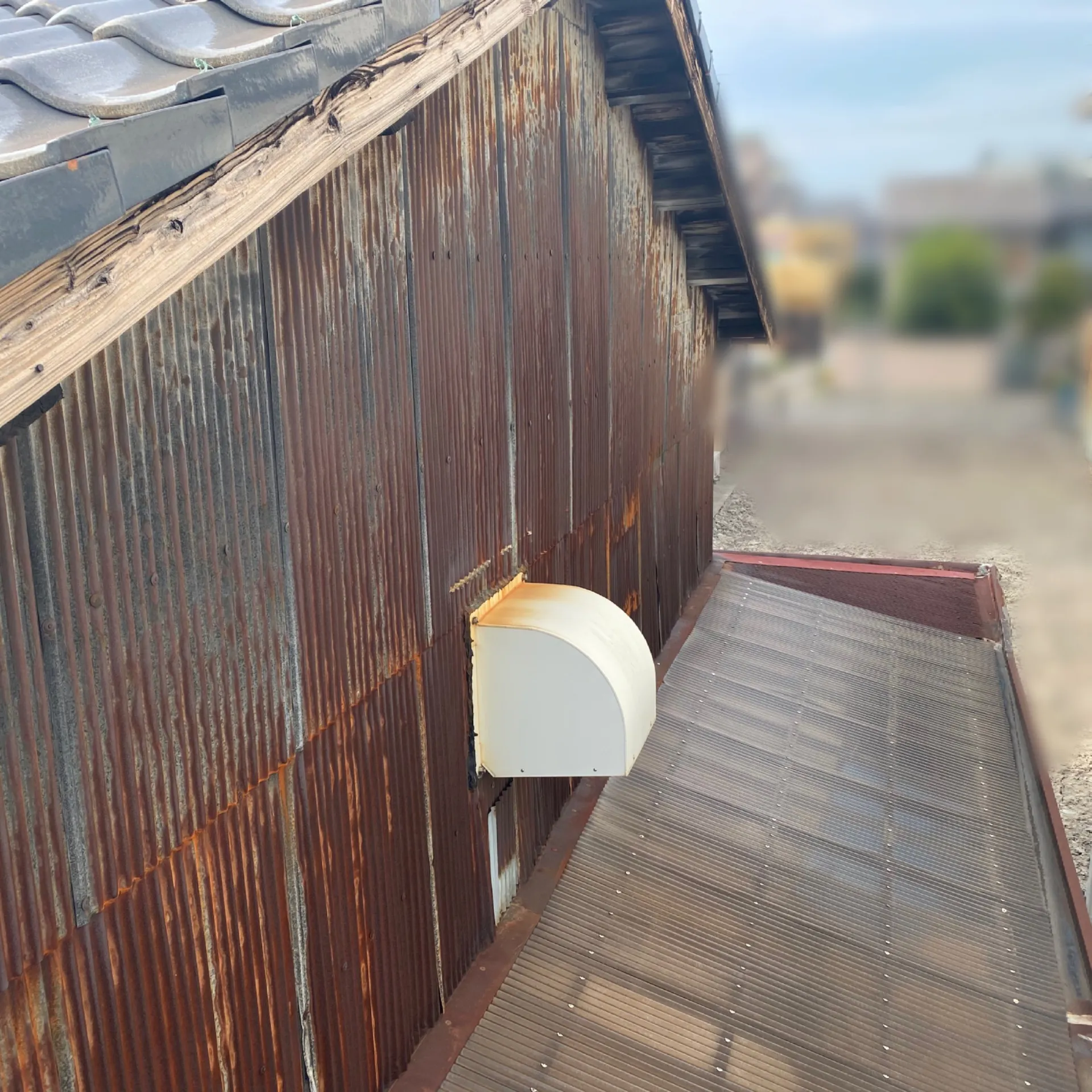 施工前 / 経年劣化によるトタンの錆び