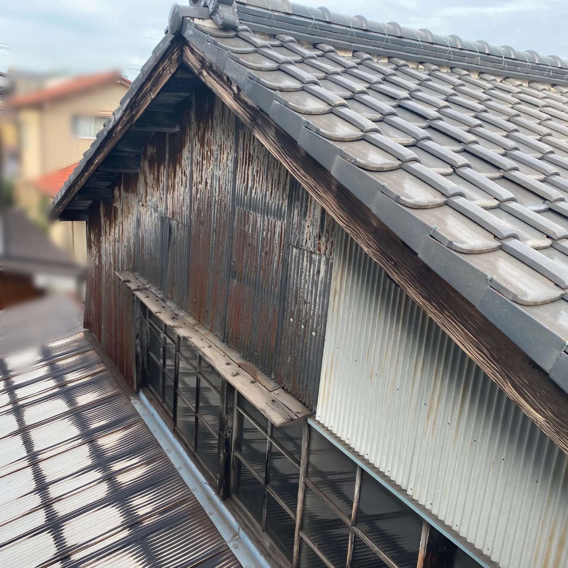 施工前 / 経年劣化によるトタンの錆び