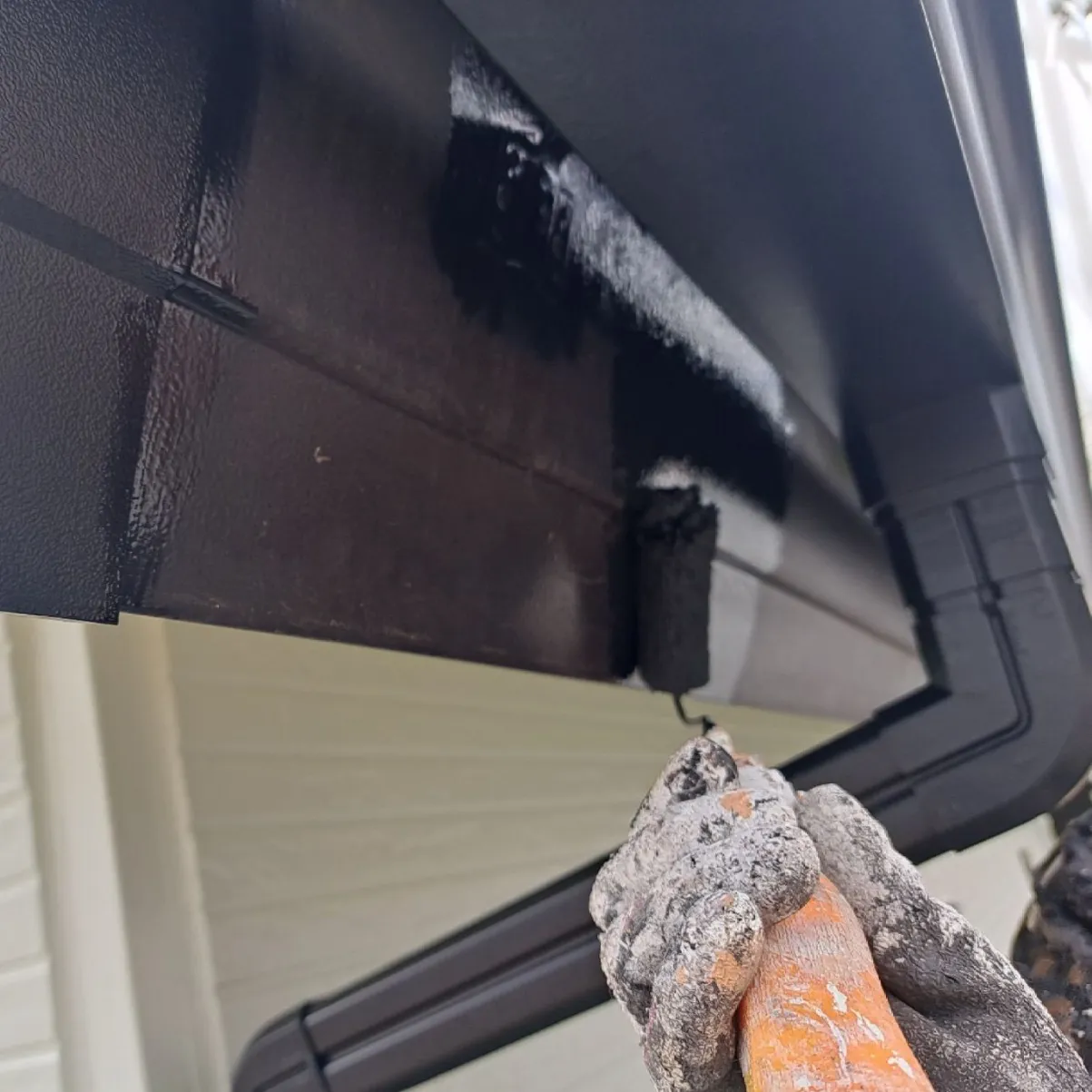 雨樋塗装工事 / 下塗り