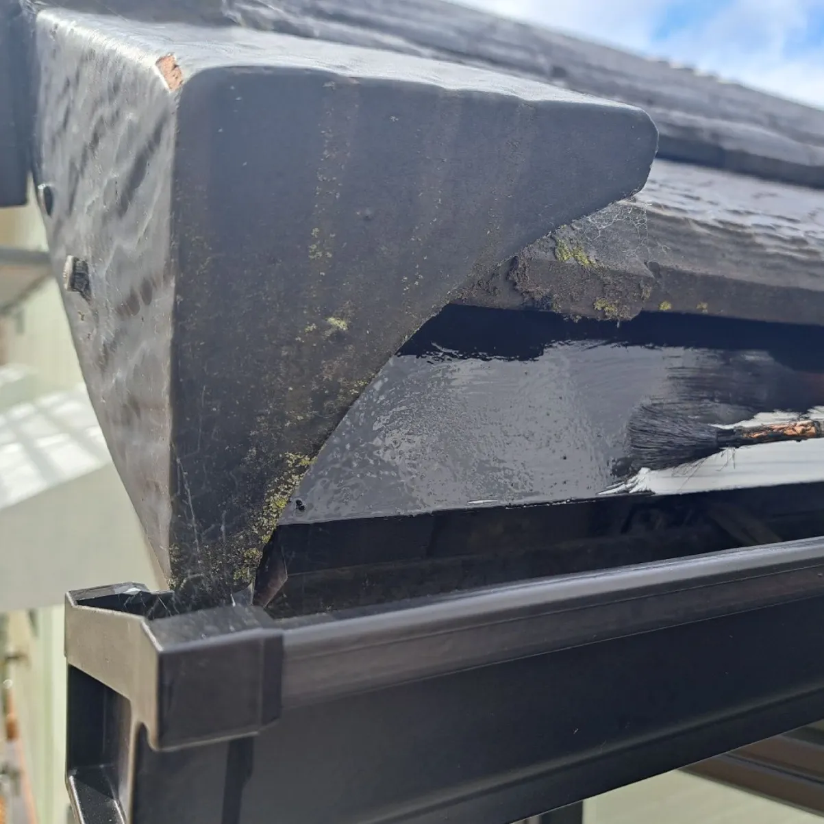 唐草板金塗装工事 / 中塗り