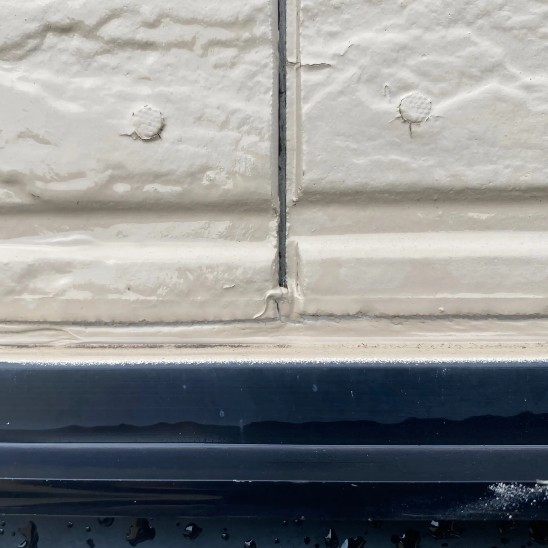 施工前 / 冊子廻り　シーリング材の破断・縦目地からの雨水の浸水