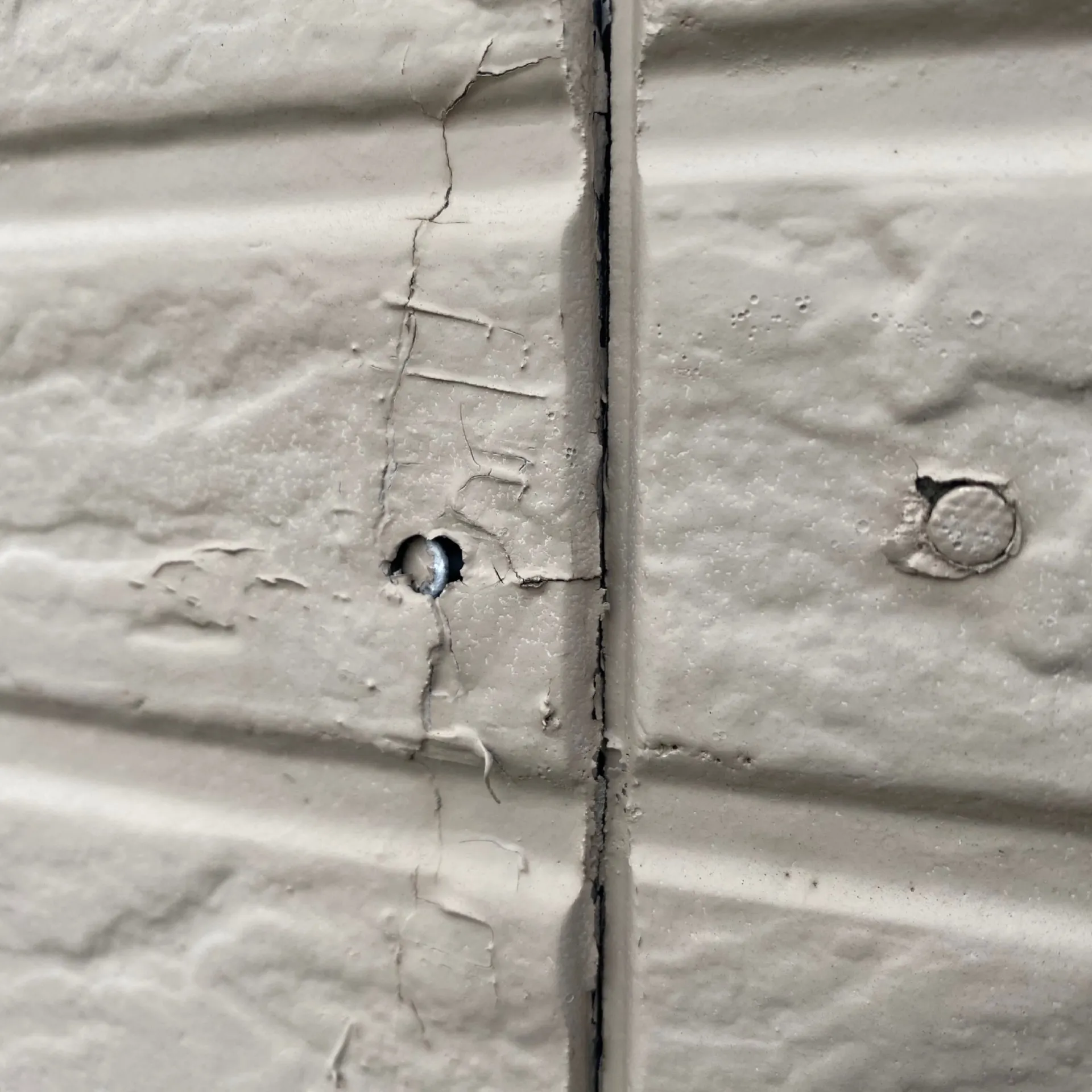 施工前 / サイディング　釘廻りのクラック