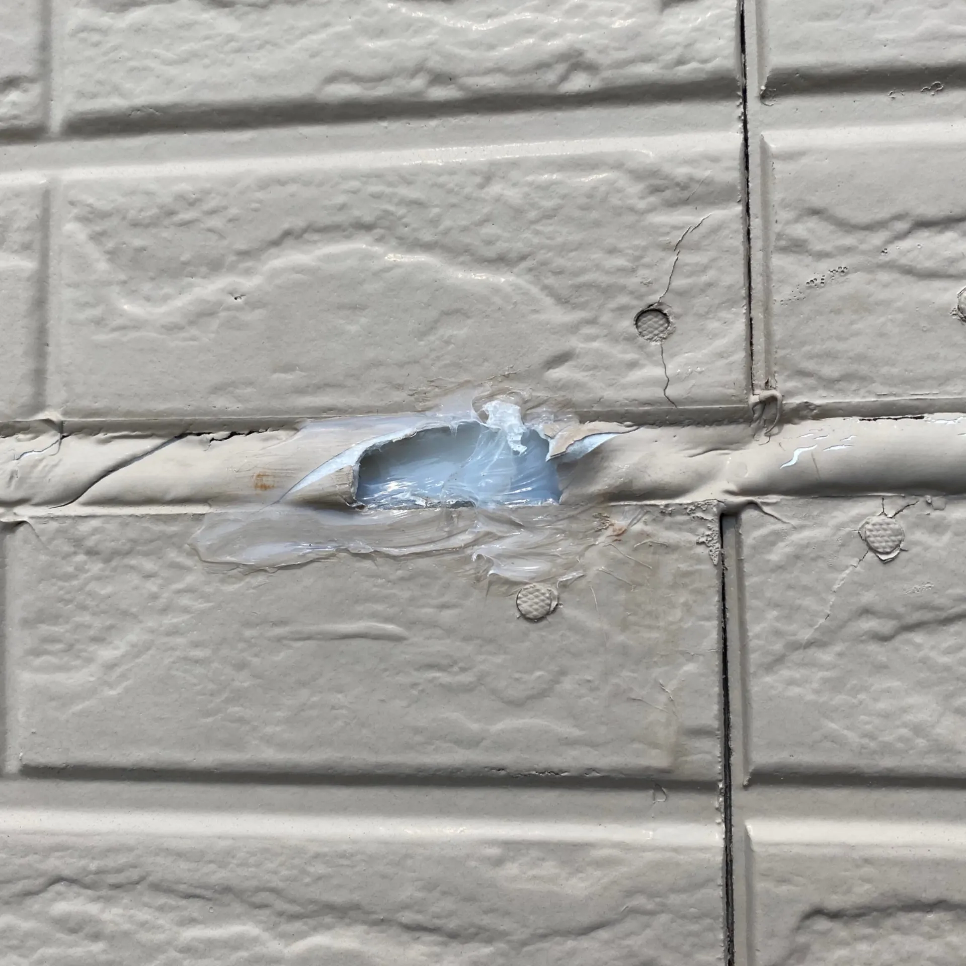 施工前 / サイディング横目地　シーリング材の破断