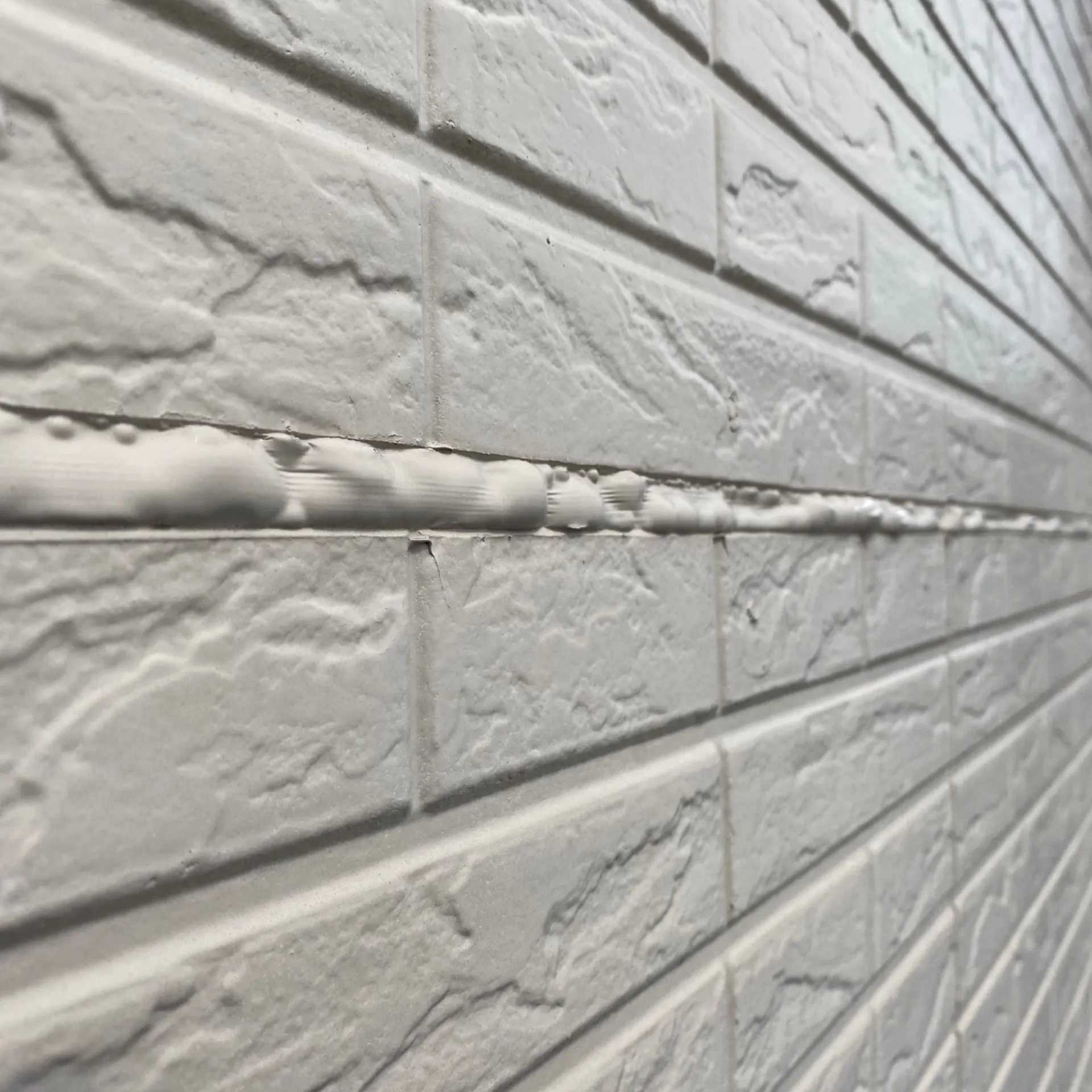 施工前 / サイディング横目地　シーリング材の膨れ