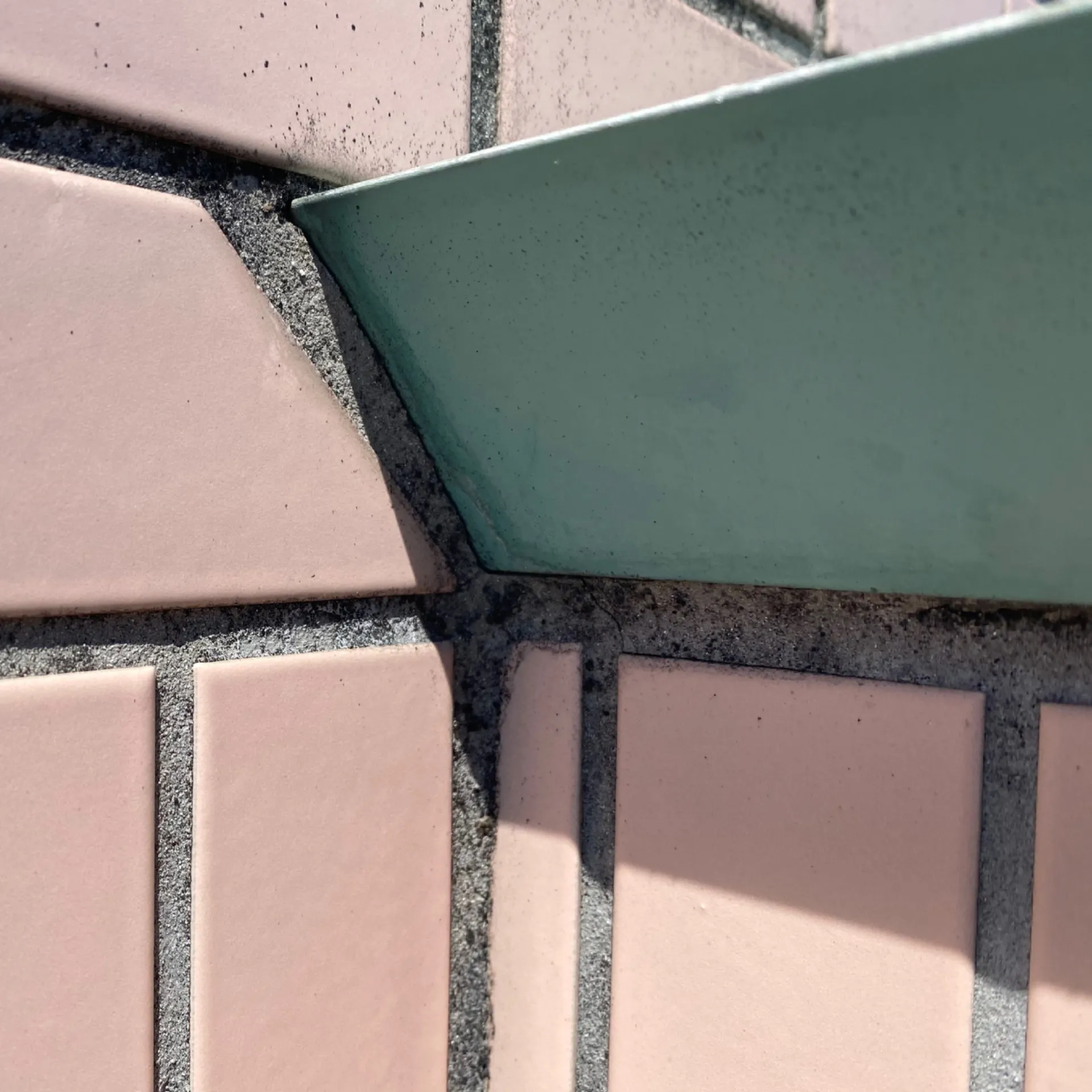 施工前 / タイル外壁　笠木取り合いの隙間