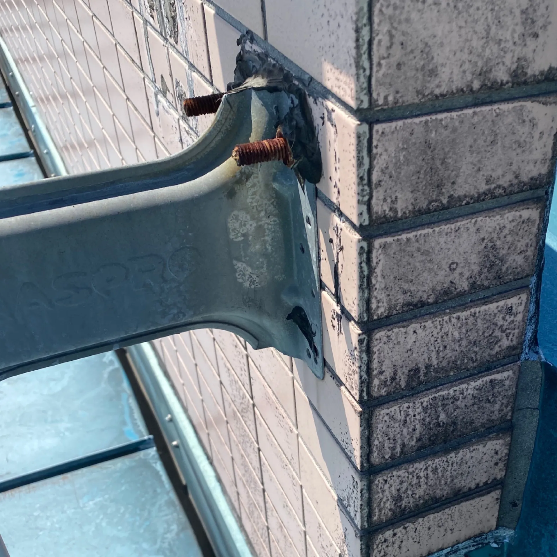 施工前 / 折板屋根　外壁と屋根の取り合い