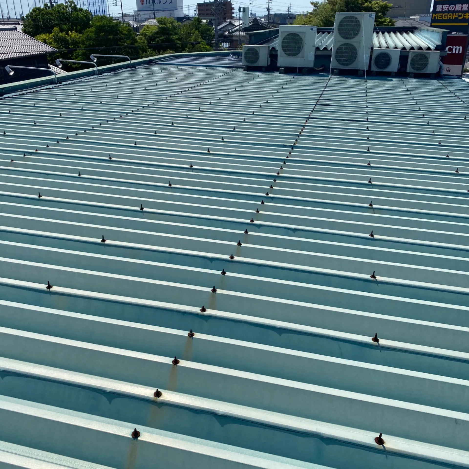 施工前 / 折板屋根　全体的な色褪せ