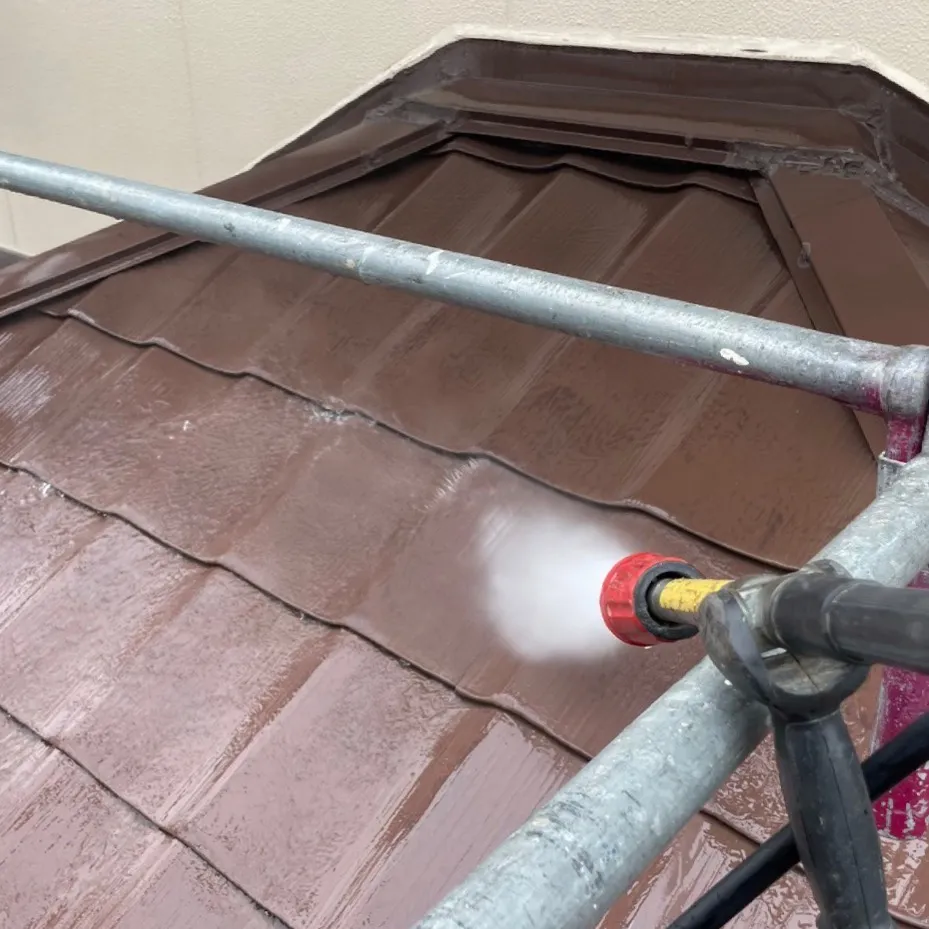 下屋根塗装工事 / 1.高圧洗浄