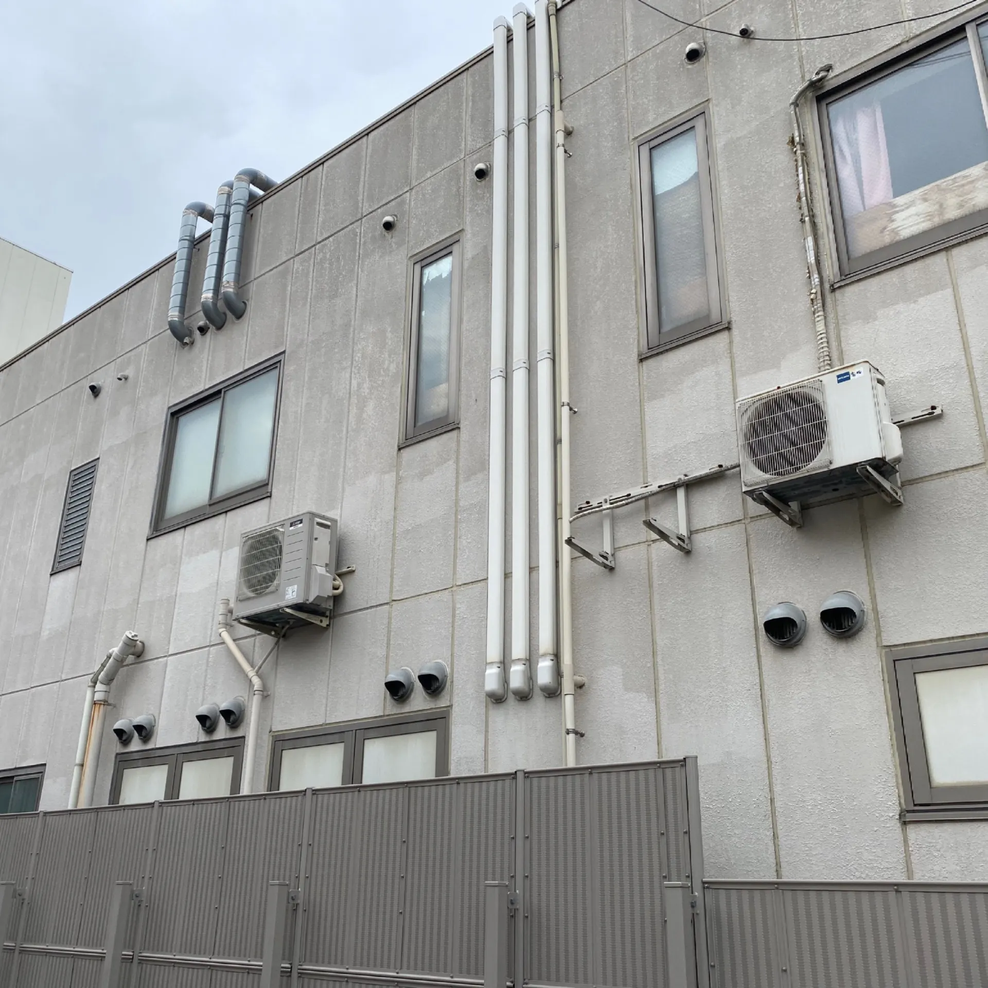 施工前 / 北面外壁　全体的な色褪せ