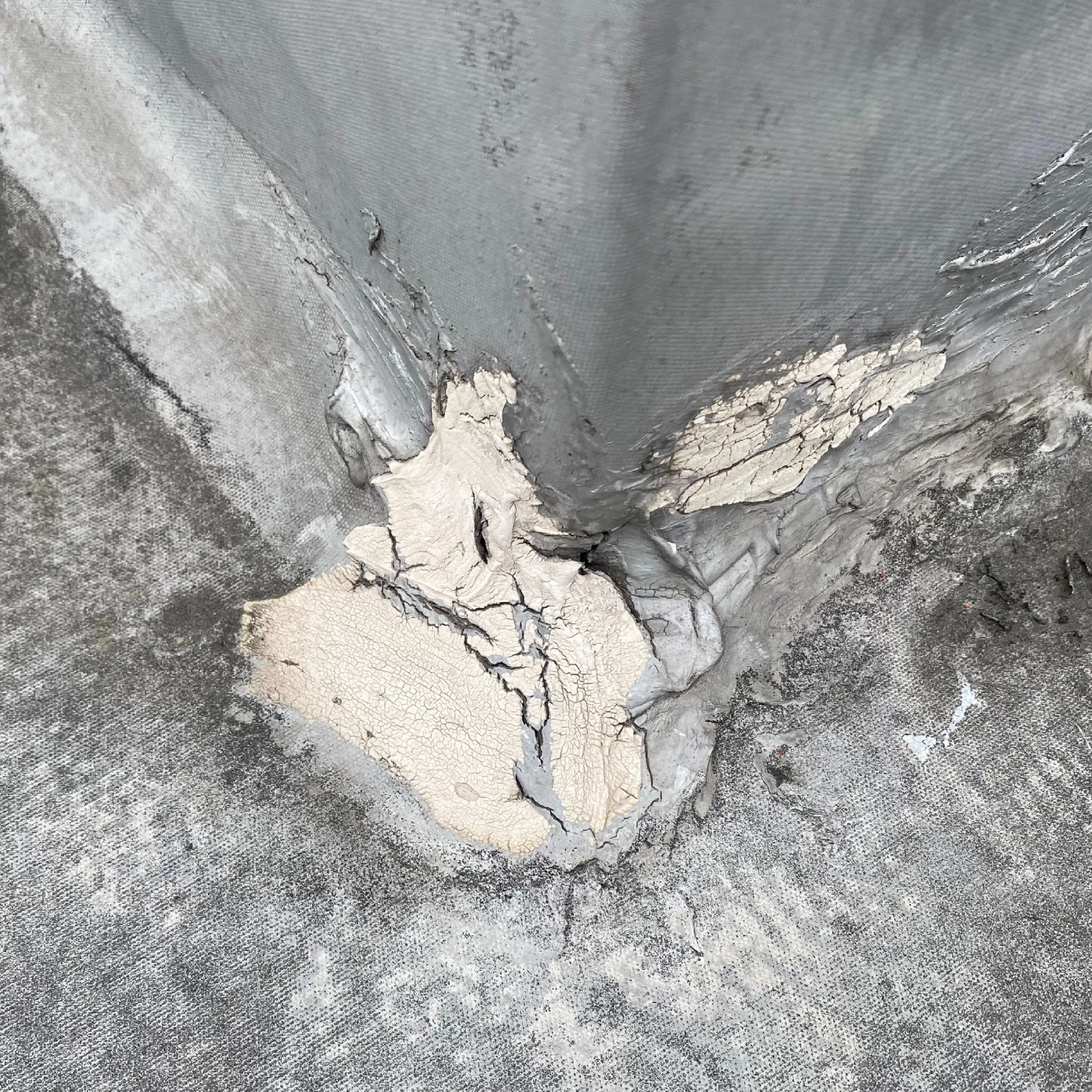施工前 / 屋上立ち上がり出隅　防水層の亀裂