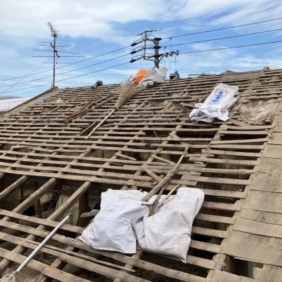 屋根葺き替え工事 / 3.既設葺き土・杉皮撤去