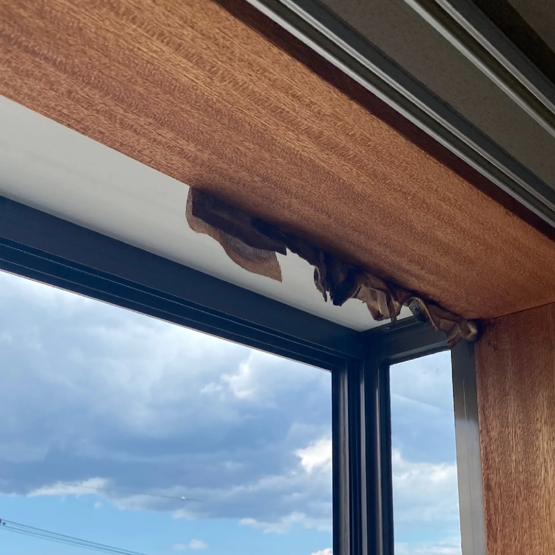 施工前 / 北西３階室内窓枠　雨漏り具象