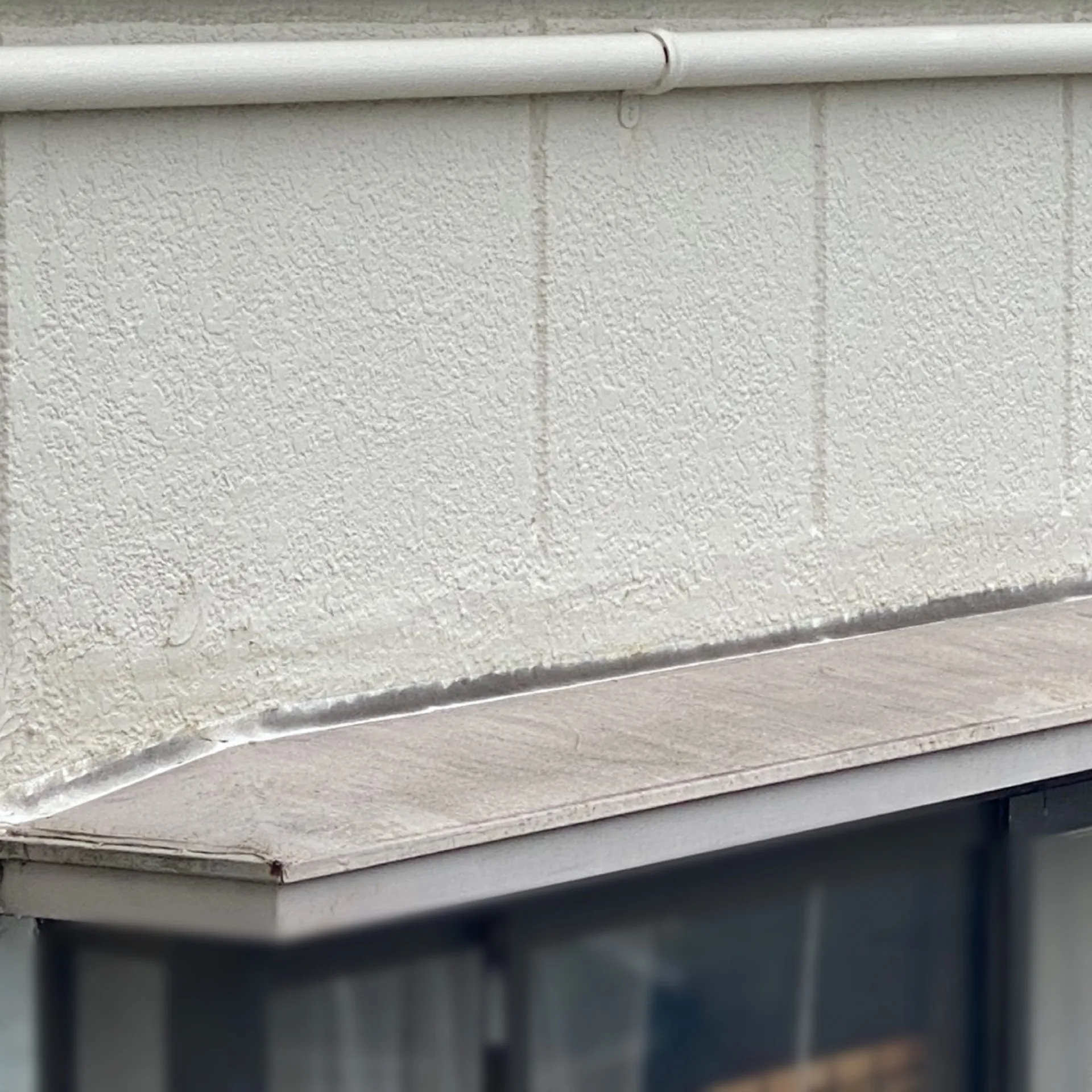 施工前 / 北西2階窓廻り　クラック・シーリングの劣化