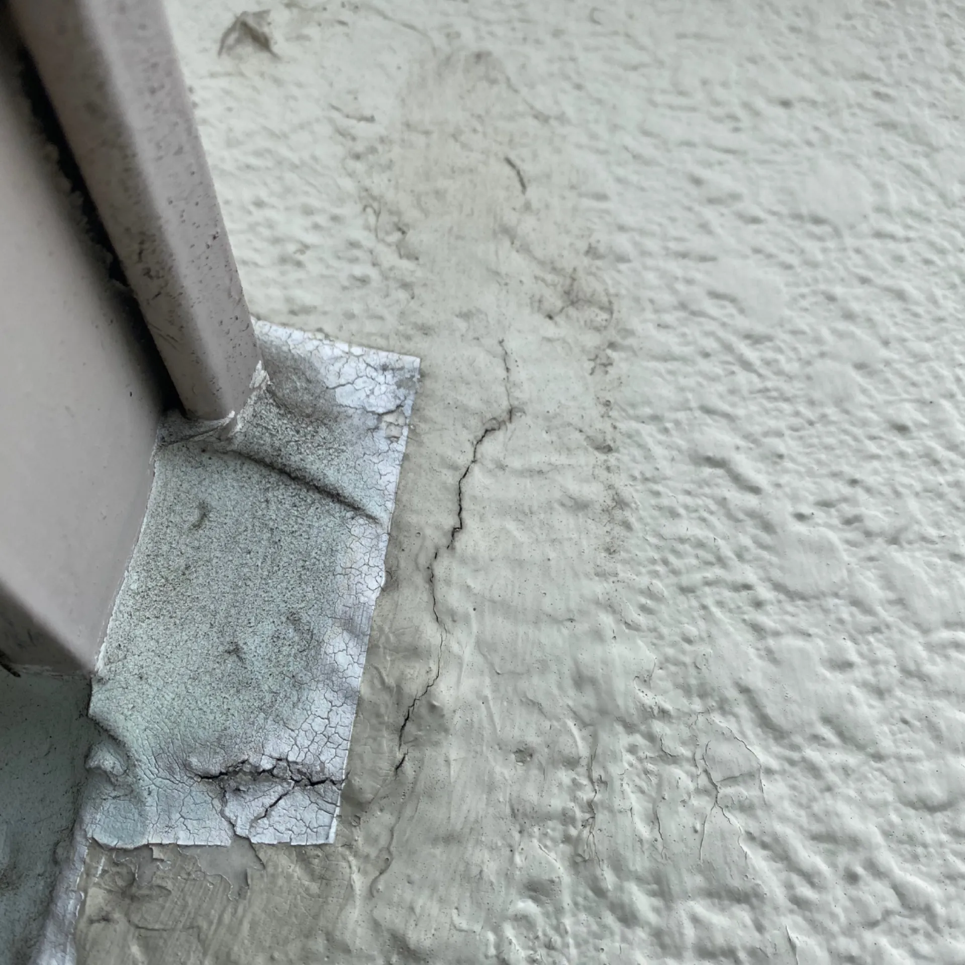 施工前 / 北西３階窓廻り　クラック・シーリングの劣化