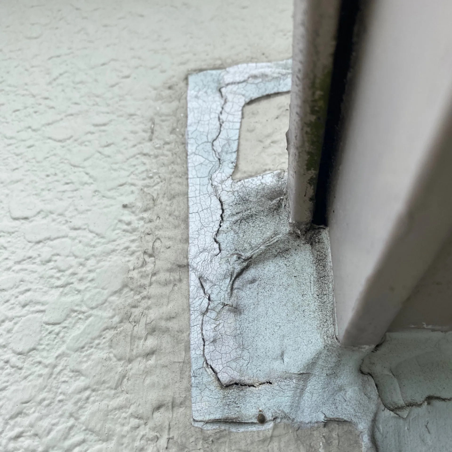 施工前 / 北西３階窓廻り　クラック・シーリングの劣化