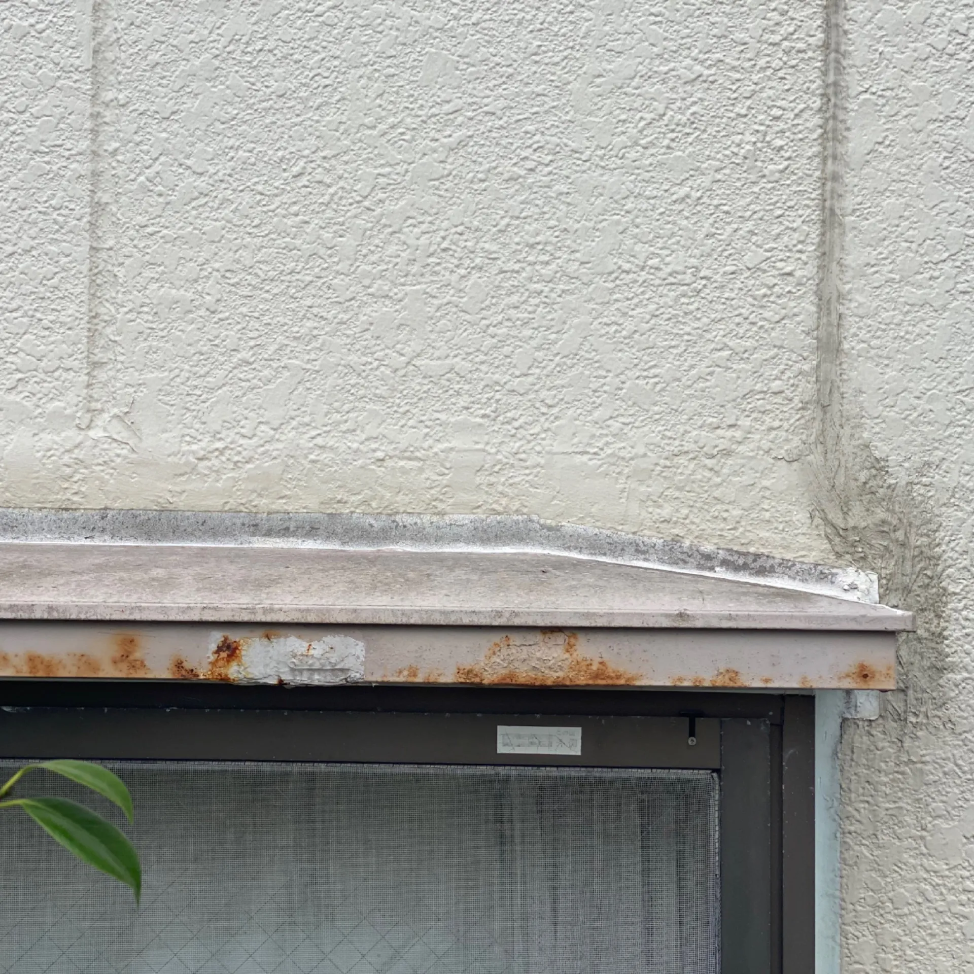 施工前 / 北東１階窓廻り　シーリングの劣化