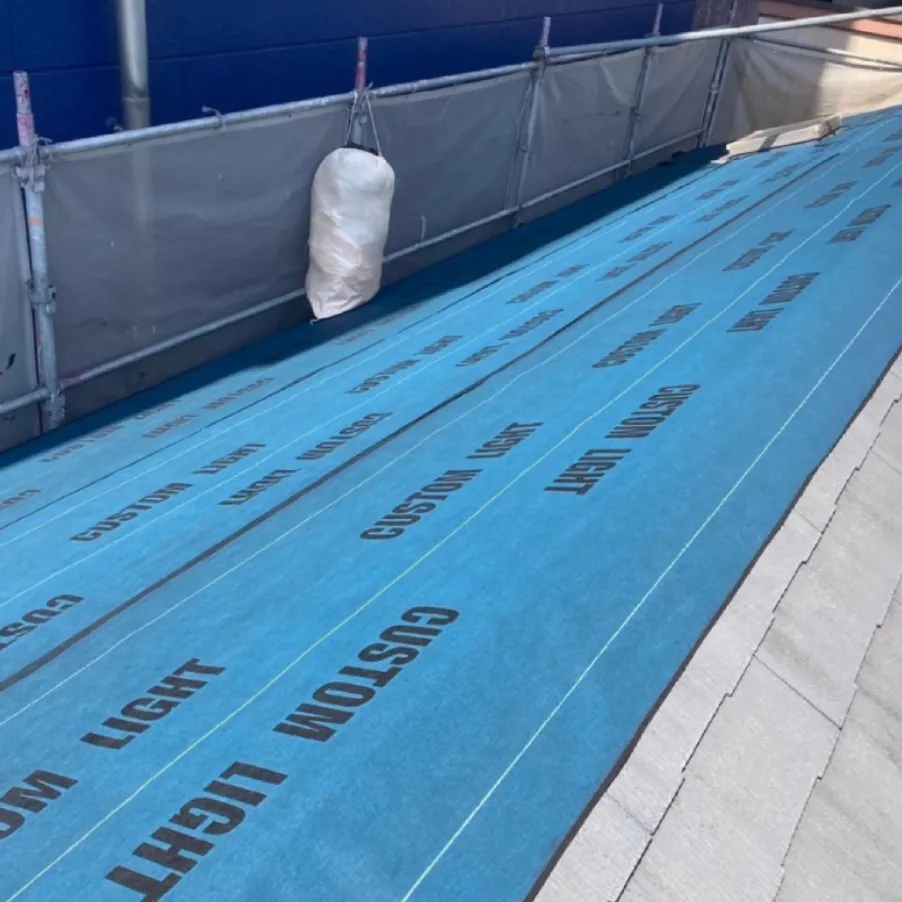 屋根カバー工事 / 3.粘着ルーフィング貼設