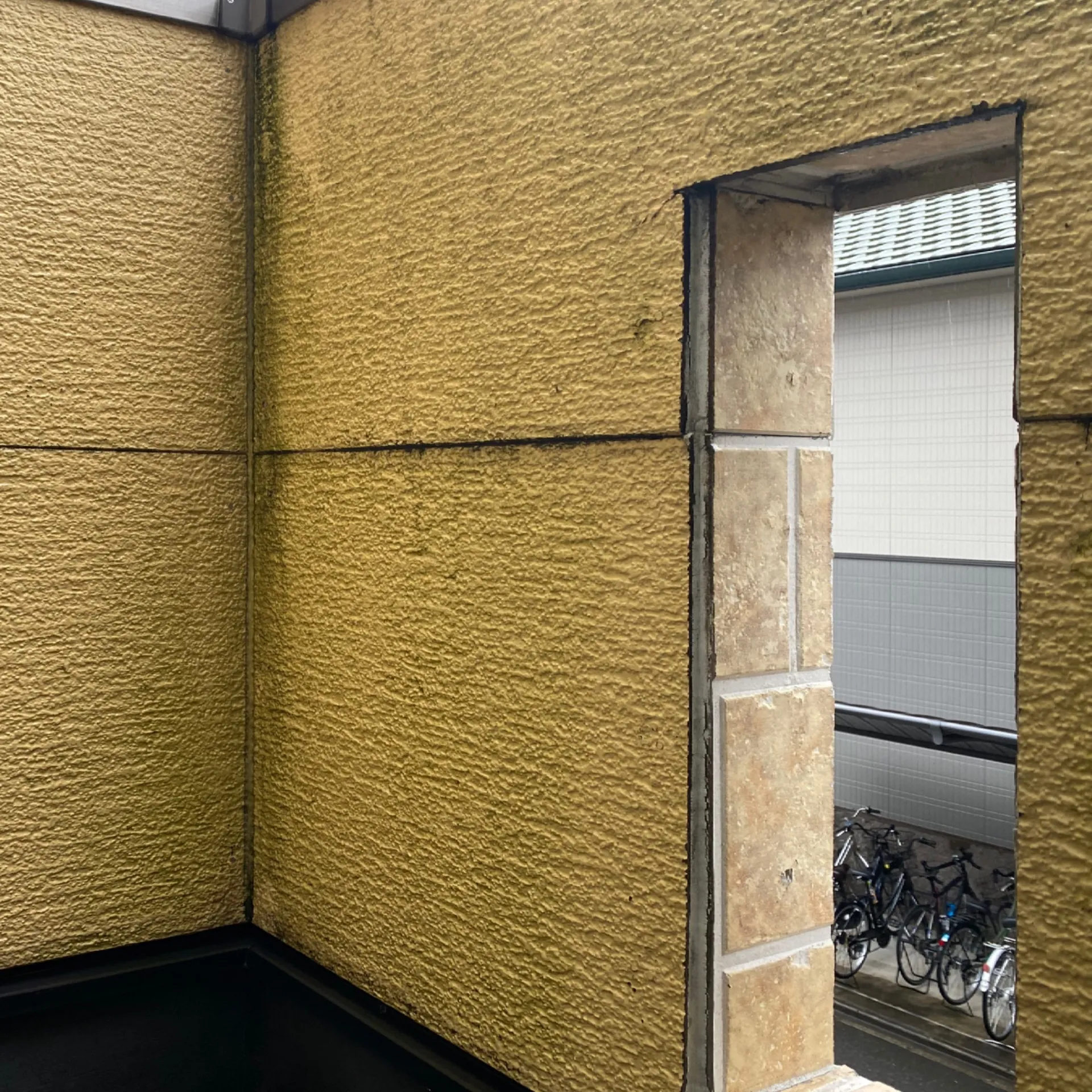 施工前 / 入隅　表面の汚れ