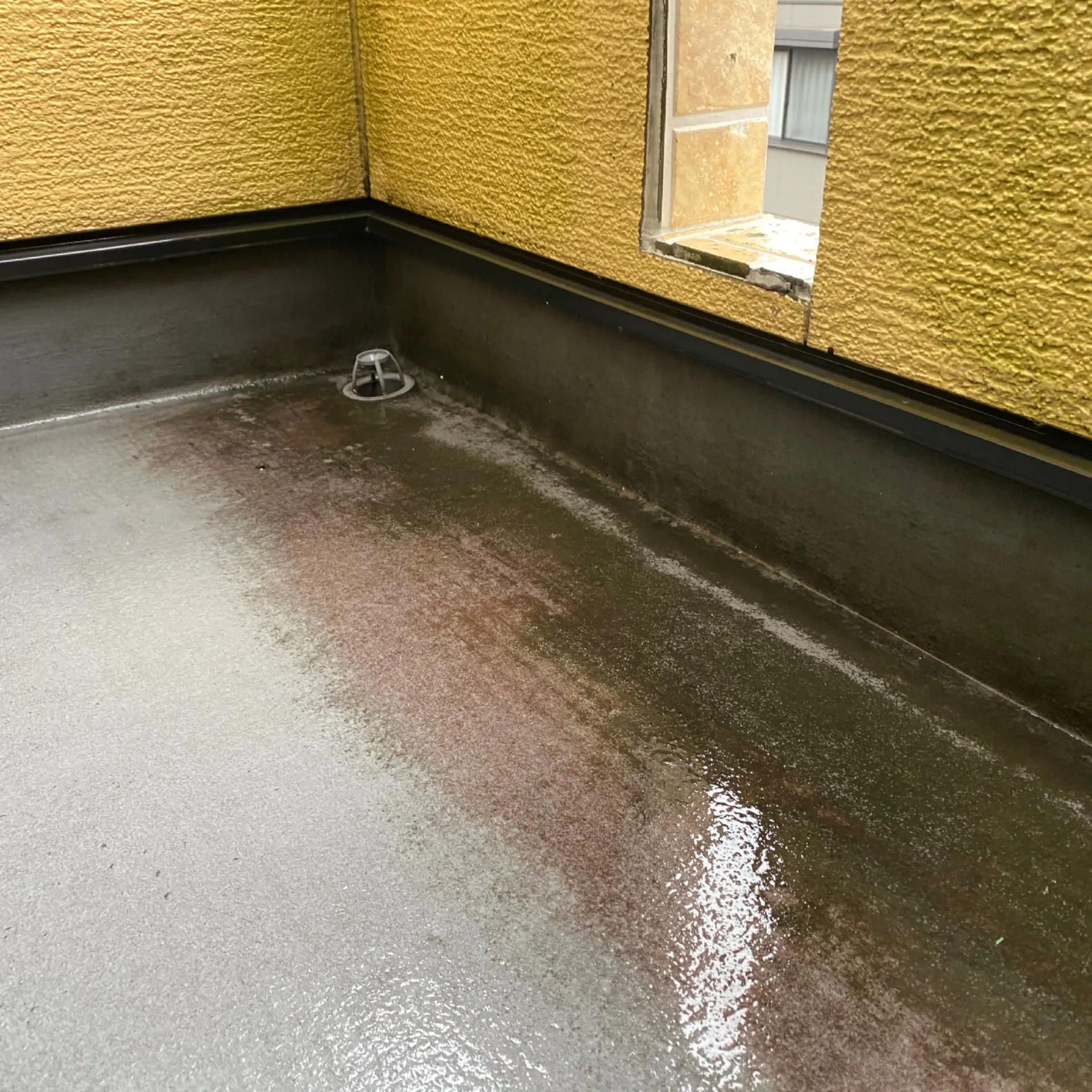 施工前 / ベランダ床　表面の汚れ・劣化