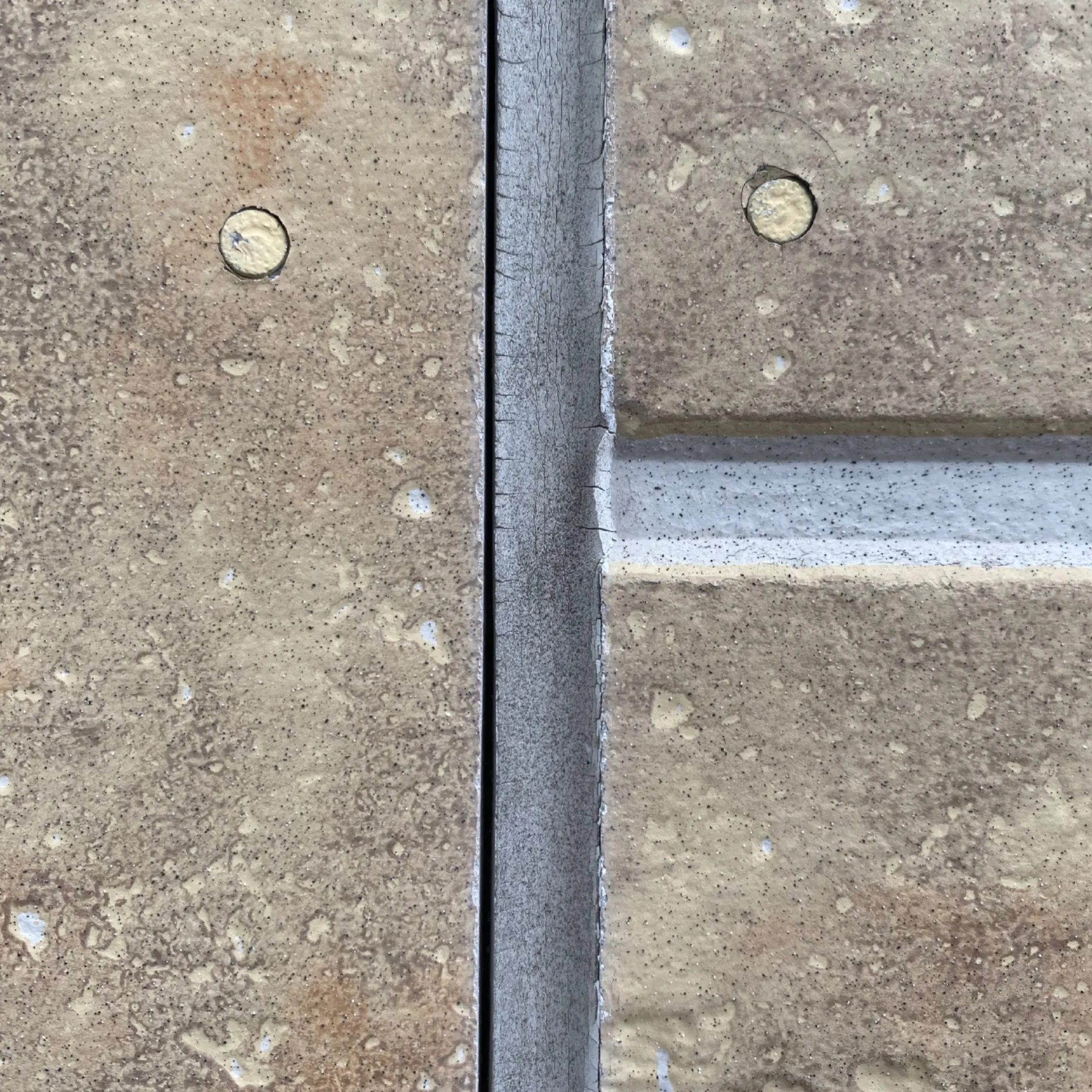 施工前 / 北面サイディング目地　シーリングの剥離・縮み