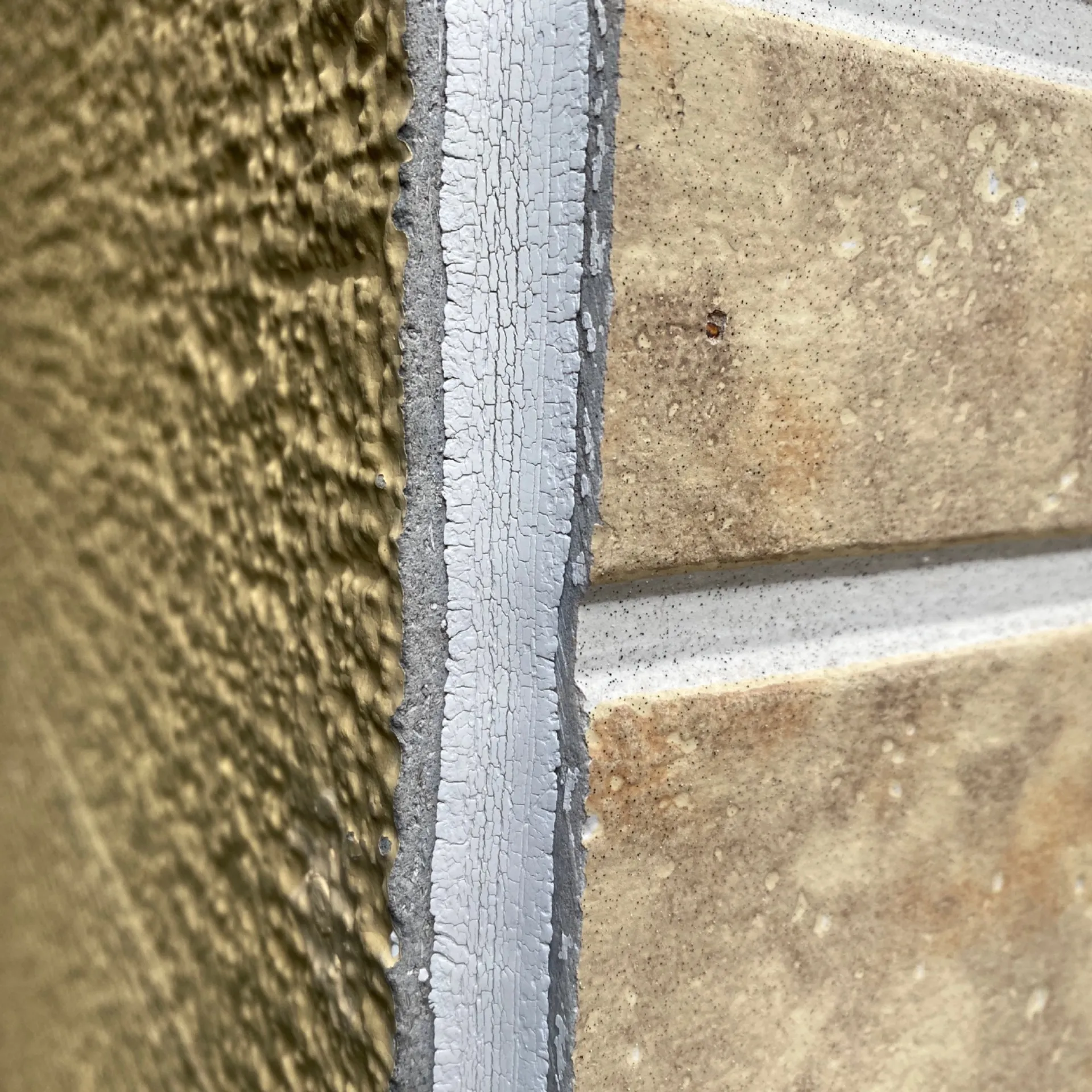 施工前 / 開口部シーリング　縮み