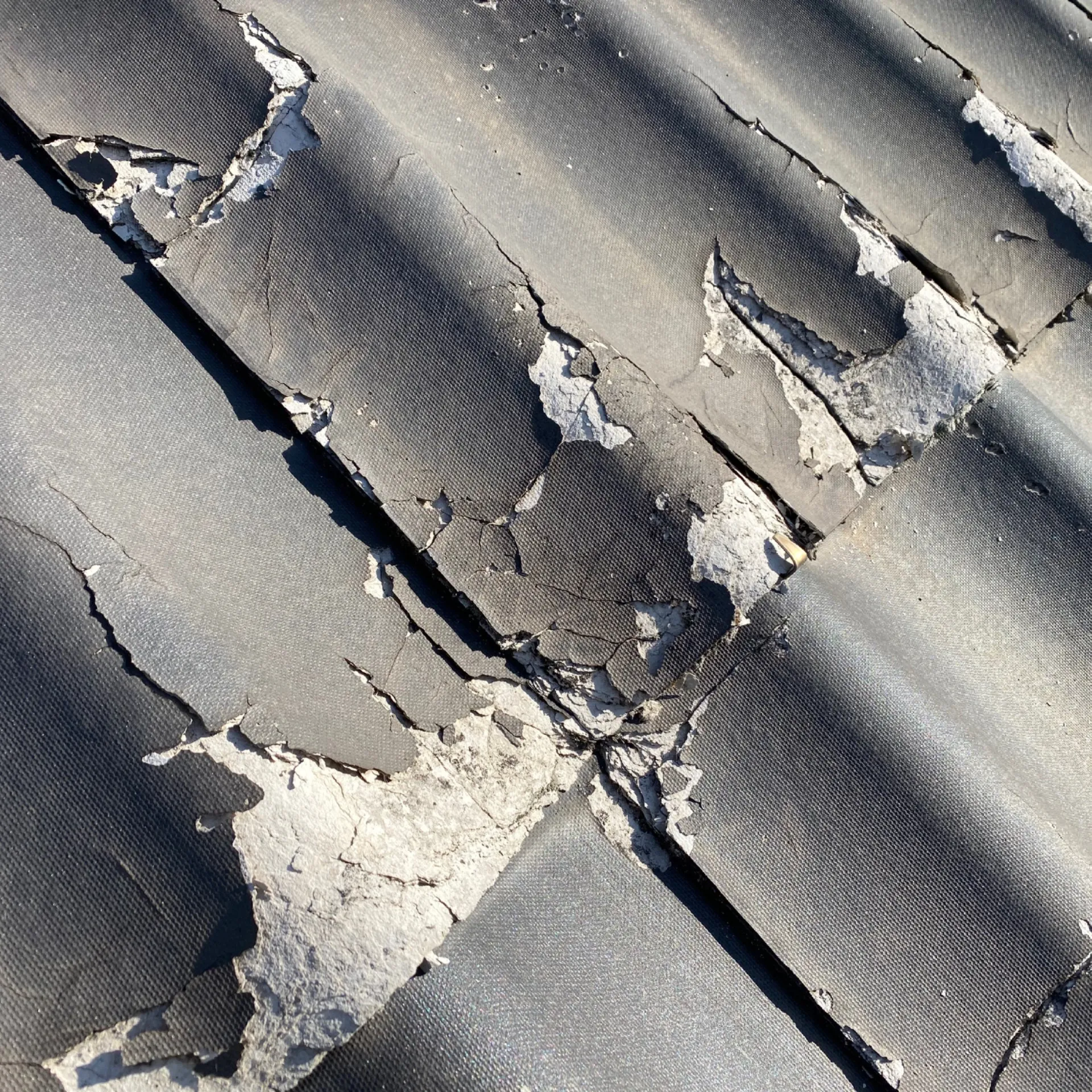 冬季に見られる屋根材劣化の兆候と対策事例