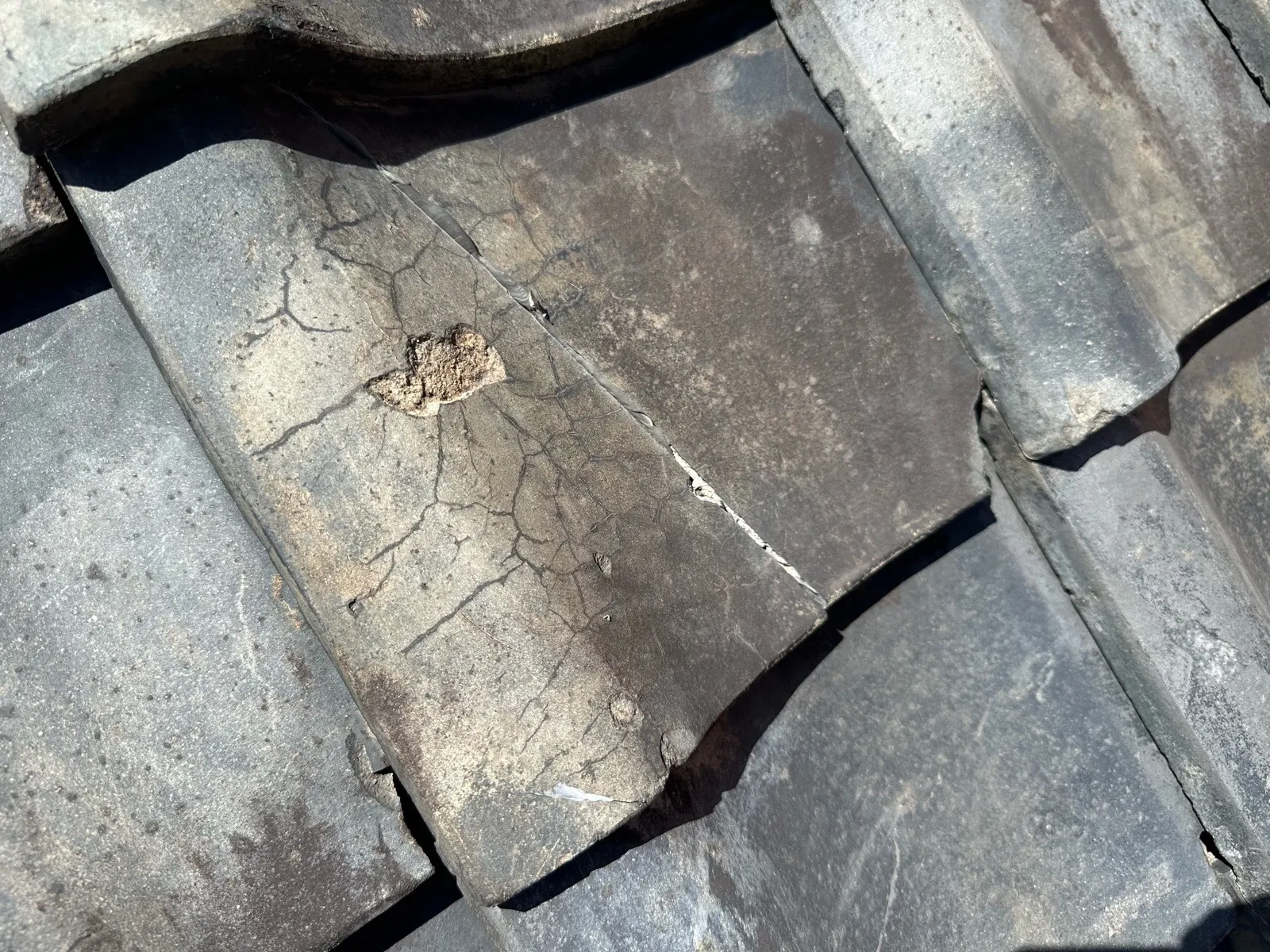 屋根のひび割れ放置による劣化進行と対策法