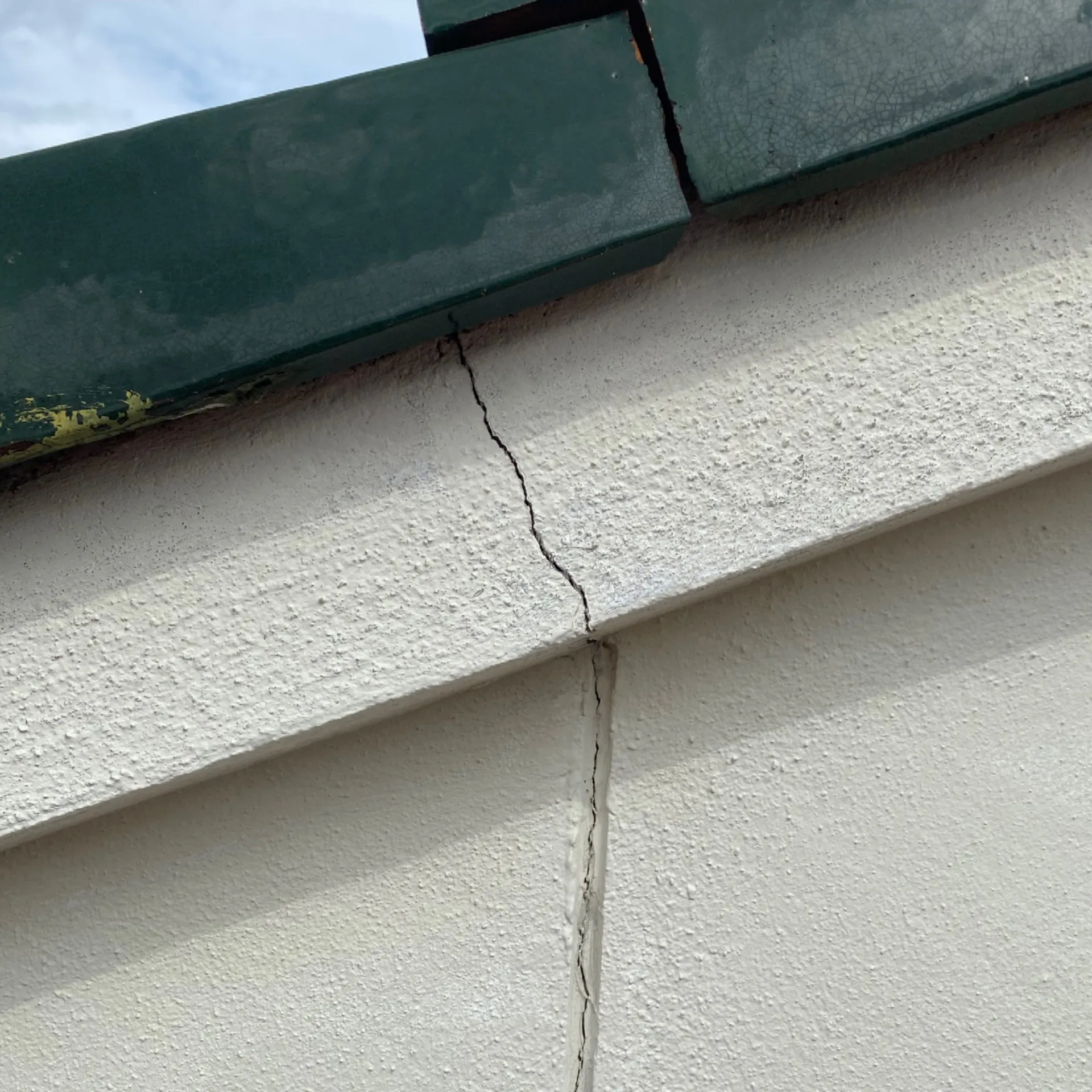 外壁ひび割れ発見時の屋根修理目安