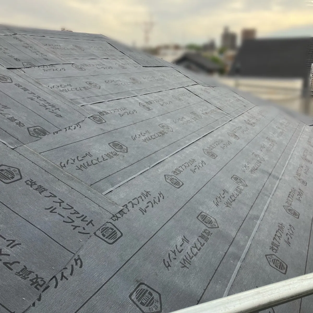 屋根葺き替え工事 / 施工中　防水シート 敷設
