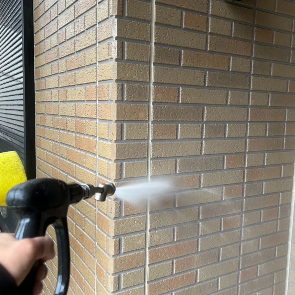 外壁塗装工事 / 施工中　水洗い　