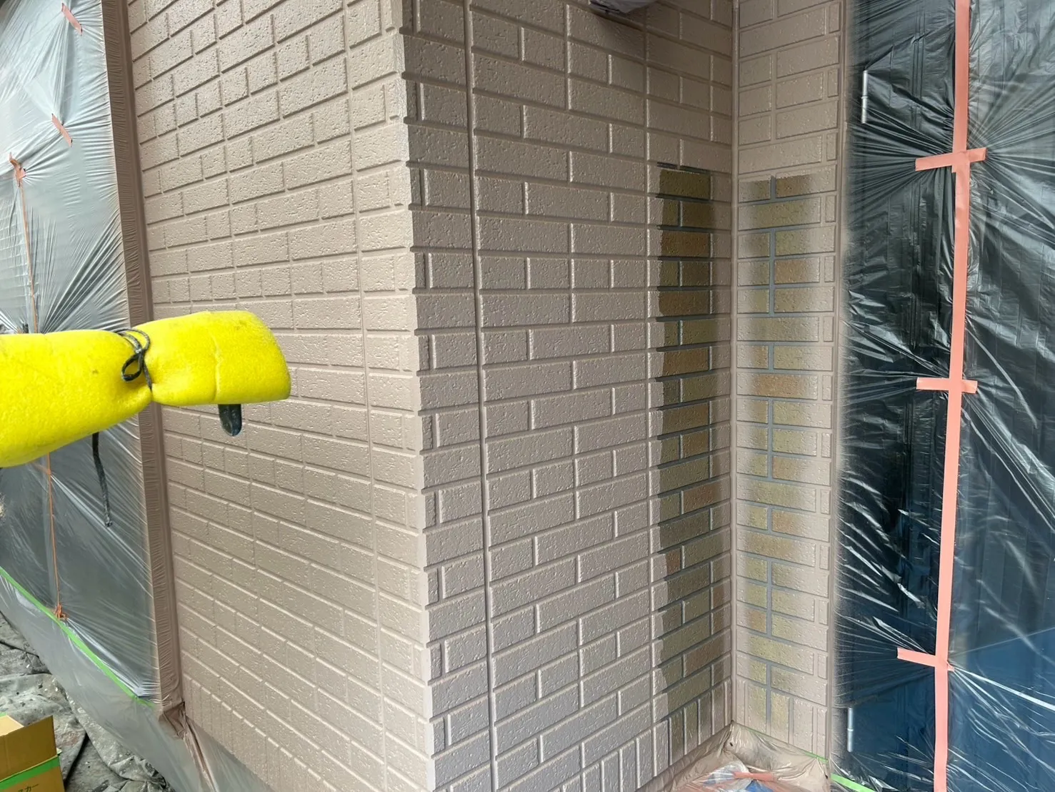 外壁塗装工事 / 施工中　中塗り