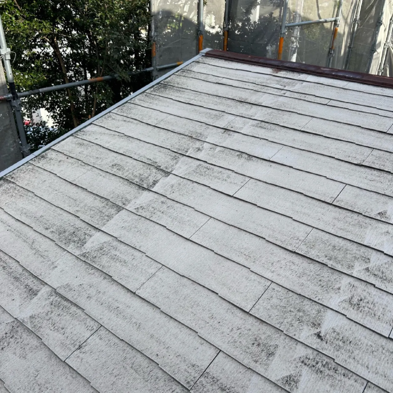 屋根の色あせ判断と塗り替えタイミング解説